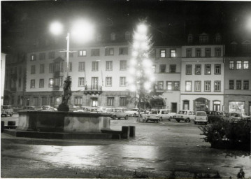 Stadtarchiv Weimar, 60 10-5/3 Bd. 2, Blick auf den Markt mit Weihnachtsbaum, 1983