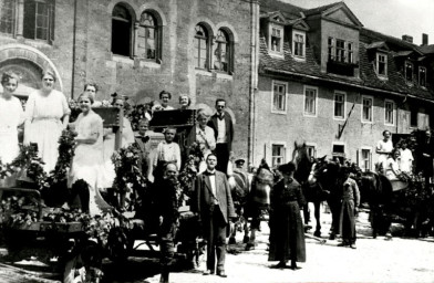 Stadtarchiv Weimar, 60 10-5/6, Anfahrt neuer Glocken für die Stadtkirche, ohne Datum