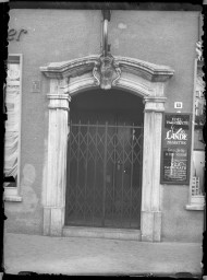 Stadtmuseum Weimar, Eichhorn 229 (K I 026 A), Blick auf das Portal »Rittergasse 13«, um 1940