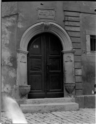 Stadtmuseum Weimar, Eichhorn 238 (K I 029 A), Blick auf das Portal »Herderplatz 8«, um 1940