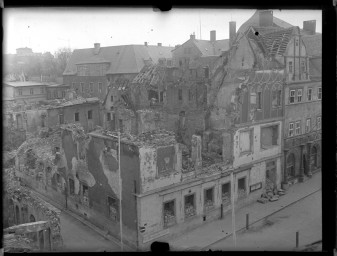 Stadtmuseum Weimar, Eichhorn 274 (K I 033a B), Blick vom Kaufhaus Kröger auf Stadthausruine und Cranachhaus, 1945