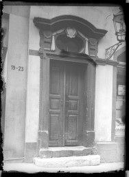 Stadtmuseum Weimar, Eichhorn 291 (K I 038 A), Blick auf das Portal »Windischenstraße 25«, um 1940