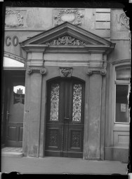 Stadtmuseum Weimar, Eichhorn 293 (K I 039 A), Blick auf das Portal »Windischenstraße 33«, um 1940