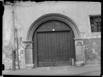 Stadtmuseum Weimar, Eichhorn 305 (K I 043 A), Blick auf das Portal »Am Palais 2«, um 1940