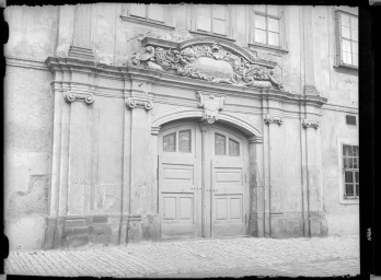 Stadtmuseum Weimar, Eichhorn 308 (K I 045 A), Blick auf das Portal des Zeughauses, um 1940