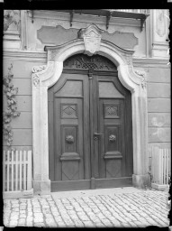 Stadtmuseum Weimar, Eichhorn 310 (K I 046), Blick auf das Portal »Kegelplatz 4«, um 1940