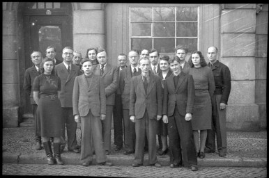 Stadtarchiv Weimar, 60 10 (Negativ 3203), Mitarbeiter des Druckereibetriebes Schindler vor Rollplatz Nr. 7, ohne Datum