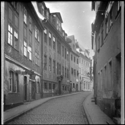 Stadtarchiv Weimar, 60 10 (Negativ 3204), Blick durch die Schlossgasse in Richtung Marktstraße, um 1920