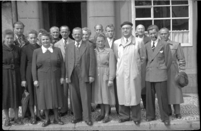 Stadtarchiv Weimar, 60 10 (Negativ 3206), Mitarbeiter des Druckereibetriebes Schindler vor Rollplatz Nr. 7, ohne Datum