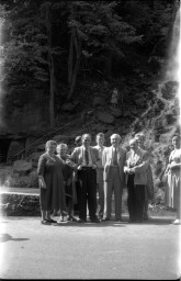 Stadtarchiv Weimar, 60 10 (Negativ 3208), Gruppenbild vor dem Trusetaler Wasserfall, Betriebsausflug der Druckerei Schindler, ohne Datum