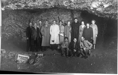 Stadtarchiv Weimar, 60 10 (Negativ 3209), Gruppenbild vor Barbarossa-Höhle, Betriebsausflug der Druckerei Schindler, ohne Datum