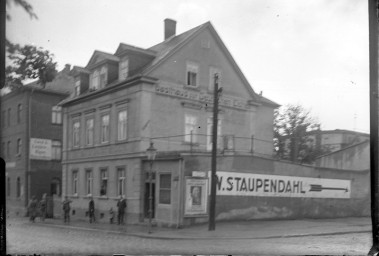 Stadtarchiv Weimar, 60 10 (Negativ 3215), Kreuzung Fuldaer Straße/Ernst-Thälmann-Straße mit Gasthaus »Deutsche Eiche«, um 1920