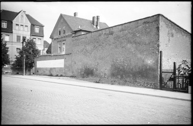 Stadtarchiv Weimar, 60 10 (Negativ 3216), Blick von der Fuldaer Straße Richtung Ernst-Thälmann-Straße auf Anbau Gasthaus »Deutsche Eiche«, ohne Datum