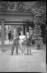 Stadtarchiv Weimar, 60 10 (Negativ 3245), Gruppenbild vor dem Schloss Tiefurt, ohne Datum