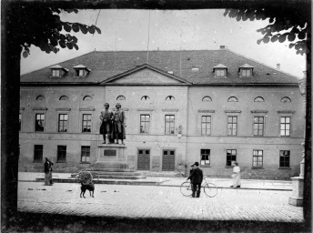 Stadtarchiv Weimar, 60 10 (Negativ 3302), Blick auf das alte Hoftheater, vor 1907