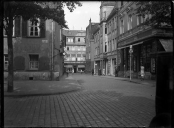 Stadtarchiv Weimar, 60 10 (Negativ 3303), Blick über die Schillerstraße durch die Neugasse in Windischengasse, um 1930