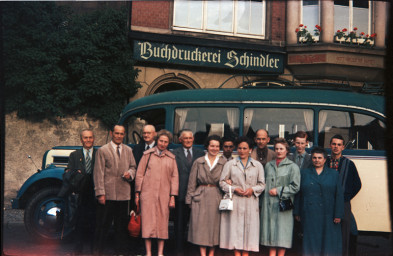 Stadtarchiv Weimar, 60 10 (Negativ 3306a), Gruppenbild auf dem Rollplatz, nach 1955