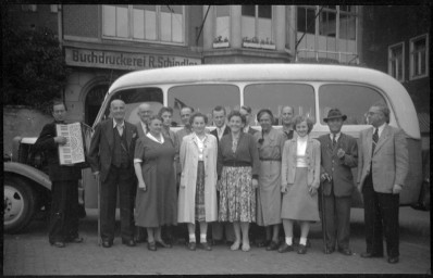 Stadtarchiv Weimar, 60 10 (Negativ 3309a), Gruppenbild auf dem Rollplatz, wohl 1955