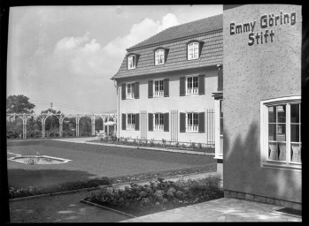 Stadtarchiv Weimar, 60 10 (Negativ 3325-2), Blick auf den Hof sog. »Emmy Göring Stift«, heute Teil der »Marie-Seebach-Stiftung«, um 1938