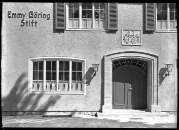 Stadtarchiv Weimar, 60 10 (Negativ 3326), Blick auf die Fassade am Eingang sog. »Emmy Göring Stift«, heute Teil der »Marie-Seebach-Stiftung«, um 1938