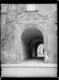 Stadtmuseum Weimar, Eichhorn 335 (K I 051 A), Blick auf das Portal der »Bastille« am Stadtschloss, um 1940