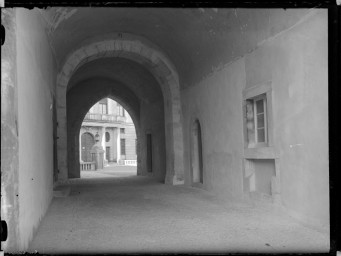 Stadtmuseum Weimar, Eichhorn 344 (K I 053 A), Blick durch den Durchgang der »Bastille« auf Südflügel Stadtschloss, um 1940