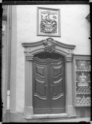 Stadtmuseum Weimar, Eichhorn 352 (K I 055a A), Blick auf das Portal »Kaufstraße 10«, um 1940