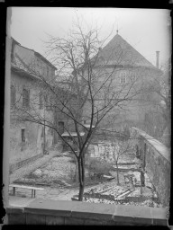 Stadtmuseum Weimar, Eichhorn 365 (K I 058 A), Blick auf den Hof zwischen Stadtmauer und Kasseturm, um 1940