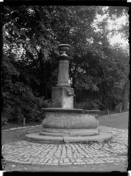 Stadtmuseum Weimar, Eichhorn 414 (K I 080 A), Blick auf den Brunnen am Brühl/Wagnergasse, um 1940