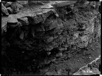 Stadtmuseum Weimar, Eichhorn 419 (K I 083 A), Blick auf Fundamentreste der ehemaligen Stadtmauer, 1939