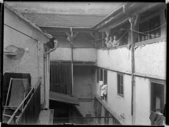 Stadtmuseum Weimar, Eichhorn 429 (K I 088 B), Blick in den Hof »Geleitstraße 27«, 1943