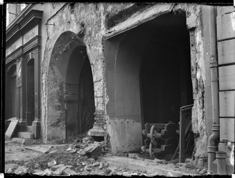 Stadtmuseum Weimar, Eichhorn 443 (K I 095 B), Blick auf den Eingangsbereich des Hauses »Markt 18« während des Abbruchs, um 1937