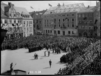 Stadtmuseum Weimar, Eichhorn 448 (K I 096 B), Blick über den Markt zum Richtfest »Hotel Elephant«, 1938