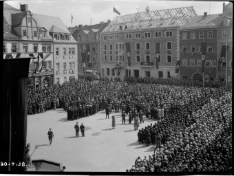 Stadtmuseum Weimar, Eichhorn 449 (K I 096 C), Blick über den Markt zum Richtfest »Hotel Elephant«, 1938