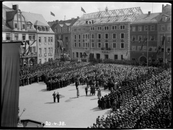 Stadtmuseum Weimar, Eichhorn 450 (K I 096 D), Blick über den Markt zum Richtfest »Hotel Elephant«, 1938