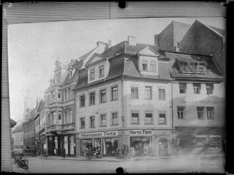 Stadtmuseum Weimar, Eichhorn 477 (K I 107 A), Blick aus der Marktstraße auf die Ecke Kaufstraße/Schlossgasse, um 1930