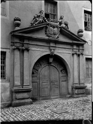 Stadtmuseum Weimar, Eichhorn 500 (K I 112d A), Blick auf das West-Portal des Gelben Schlosses, um 1940