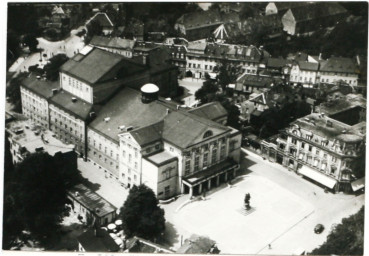 Stadtarchiv Weimar, 60 10-1/1, Blick von Südosten auf den Theaterplatz, um 1920