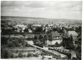 Stadtarchiv Weimar, 60 10-1/1, Blick von Süden über die Stadt in Richtung Ettersberg, um 1960