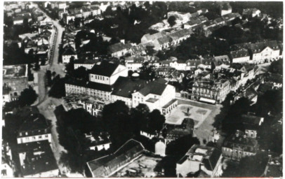 Stadtarchiv Weimar, 60 10-1/1, Blick von Südosten auf den Theaterplatz, um 1910