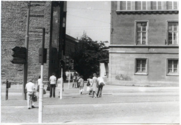 Stadtarchiv Weimar, 60 10-1/1, Blick von Süden auf den Straßenübergang Friedensstraße in Richtung Karl-Marx-Platz, um 1983