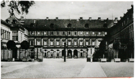 Stadtarchiv Weimar, 60 10-5/1 Bd. 1, Blick von Süden in den Schlosshof, vor 1913