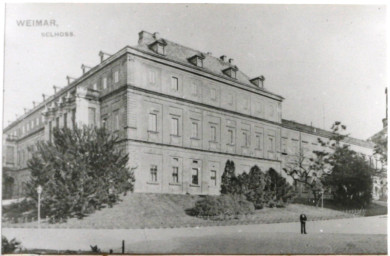 Stadtarchiv Weimar, 60 10-5/1 Bd. 1, Blick von Nordwesten auf das Residenzschloss, vor 1945