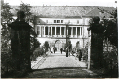 Stadtarchiv Weimar, 60 10-5/1 Bd. 2, Blick von Osten auf das Residenzschloss, wohl 1980