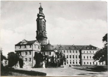 Stadtarchiv Weimar, 60 10-5/1 Bd. 2, Blick vom Platz der Demokratie auf das Residenzschloss, nach 1945