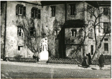 Stadtarchiv Weimar, 60 10-5/1 Bd. 2, Blick auf die Bastille mit Shakespeare-Denkmal , nach 1945