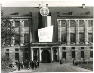 Stadtarchiv Weimar, 60 10-5/1 Bd. 2, Blick auf das Residenzschloss, 1959