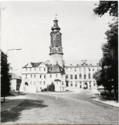 Stadtarchiv Weimar, 60 10-5/1 Bd. 2, Blick vom Platz der Demokratie auf das Residenzschloss, wohl 1970