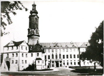 Stadtarchiv Weimar, 60 10-5/1 Bd. 2, Blick vom Platz der Demokratie auf das Residenzschloss, um 1975