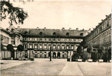 Stadtarchiv Weimar, 60 10-5/1 Bd. 1, Blick vom Schlossplatz in den Innenhof des Residenzschlosses, vor 1913